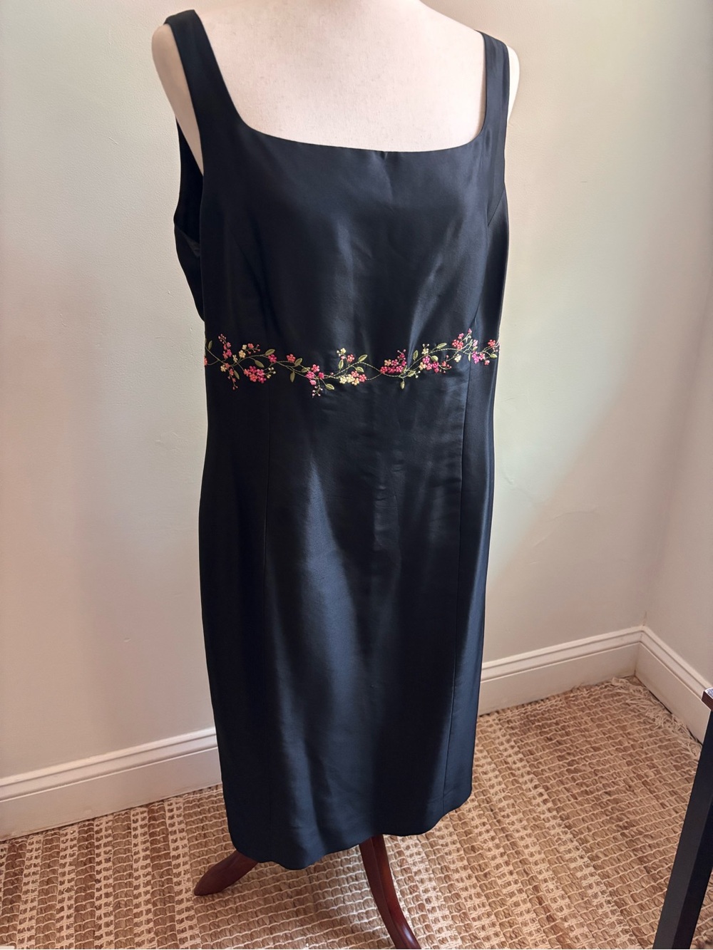 Ann Taylor 100% Silk Black Embroidered Floral Sheath Dress Size 14 Sleeveless